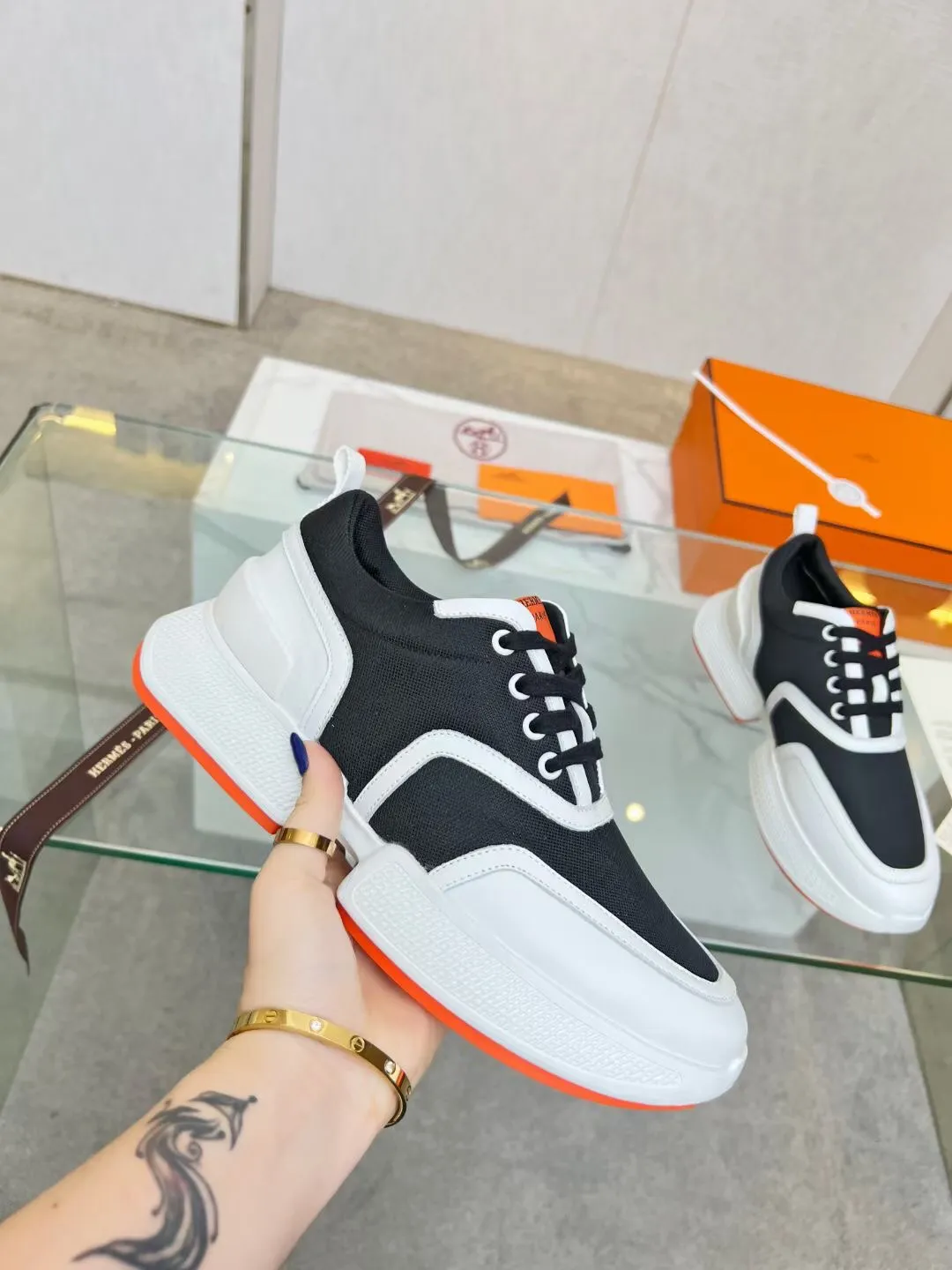 👟👟Ex-factory price 620👟👟 Men’s size +10 Hermès new slim waist for couples, first launched in North America, heightening-flowing shoes! The legs instantly look much thinner, the heels are 5CM high, and the new Hermès panda gigs bread shoes are so cute. The foot feels super comfortable and 100% made of Hermès special fabrics and Italian calfskin 1🆚1. Large 㡳 private mold sole, oversized shoe 㡳 decorated with geometric patterns to create a dynamic and fashionable style, soles Hermès orange! Female size 35-41 (35, 40, 41 can be customized and non-returnable) Male size 38-47 (38, 45, 46, 47 can be customized and non-refundable)